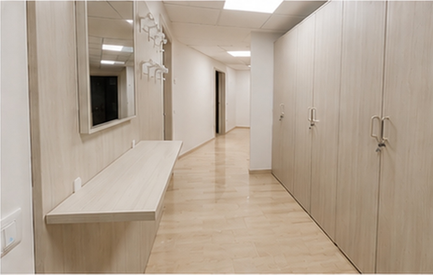 Ingresso e corridoio con armadi e specchio